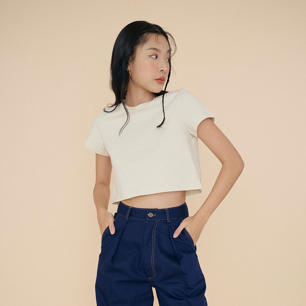 SHE KNOWS - Crop Crew Neck T-shirt