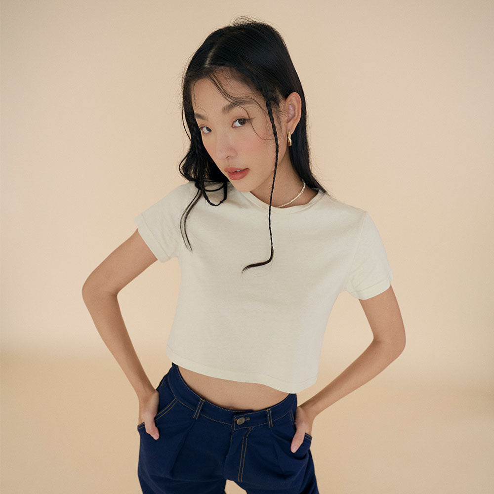 SHE KNOWS - Crop Crew Neck T-shirt