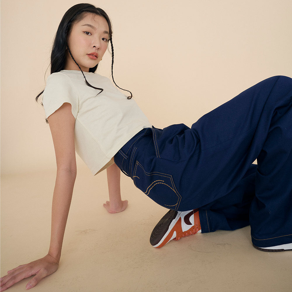 SHE KNOWS - Crop Crew Neck T-shirt