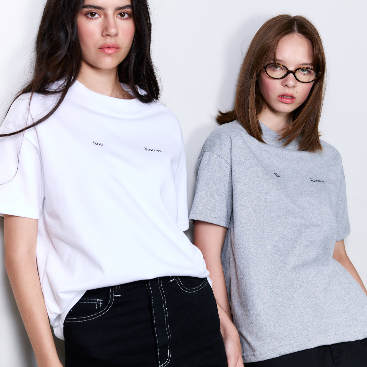 SHE KNOWS - Oversized Logo T-Shirt