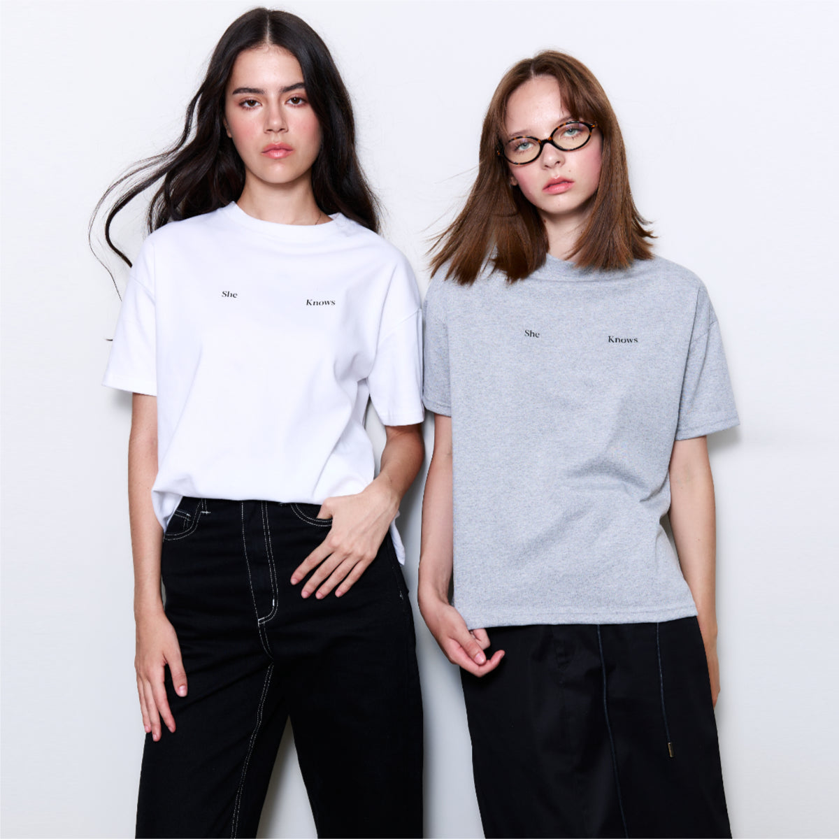 SHE KNOWS - Oversized Logo T-Shirt