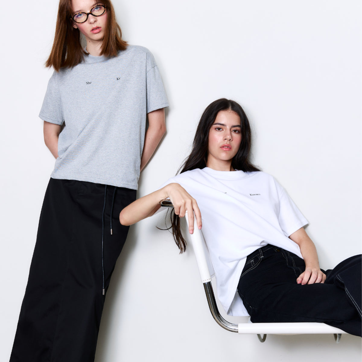 SHE KNOWS - Oversized Logo T-Shirt