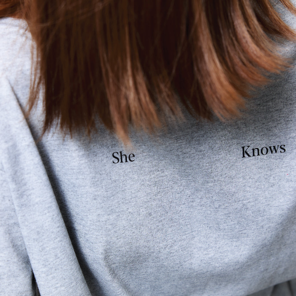 SHE KNOWS - Oversized Logo T-Shirt