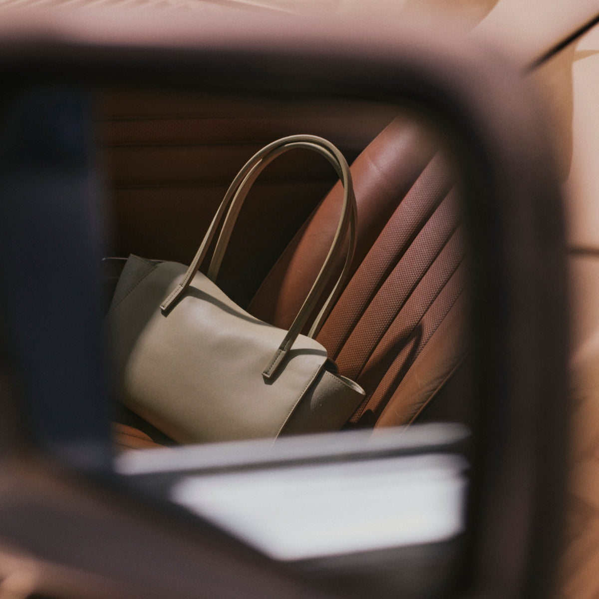 She Knows - Jane City Bag