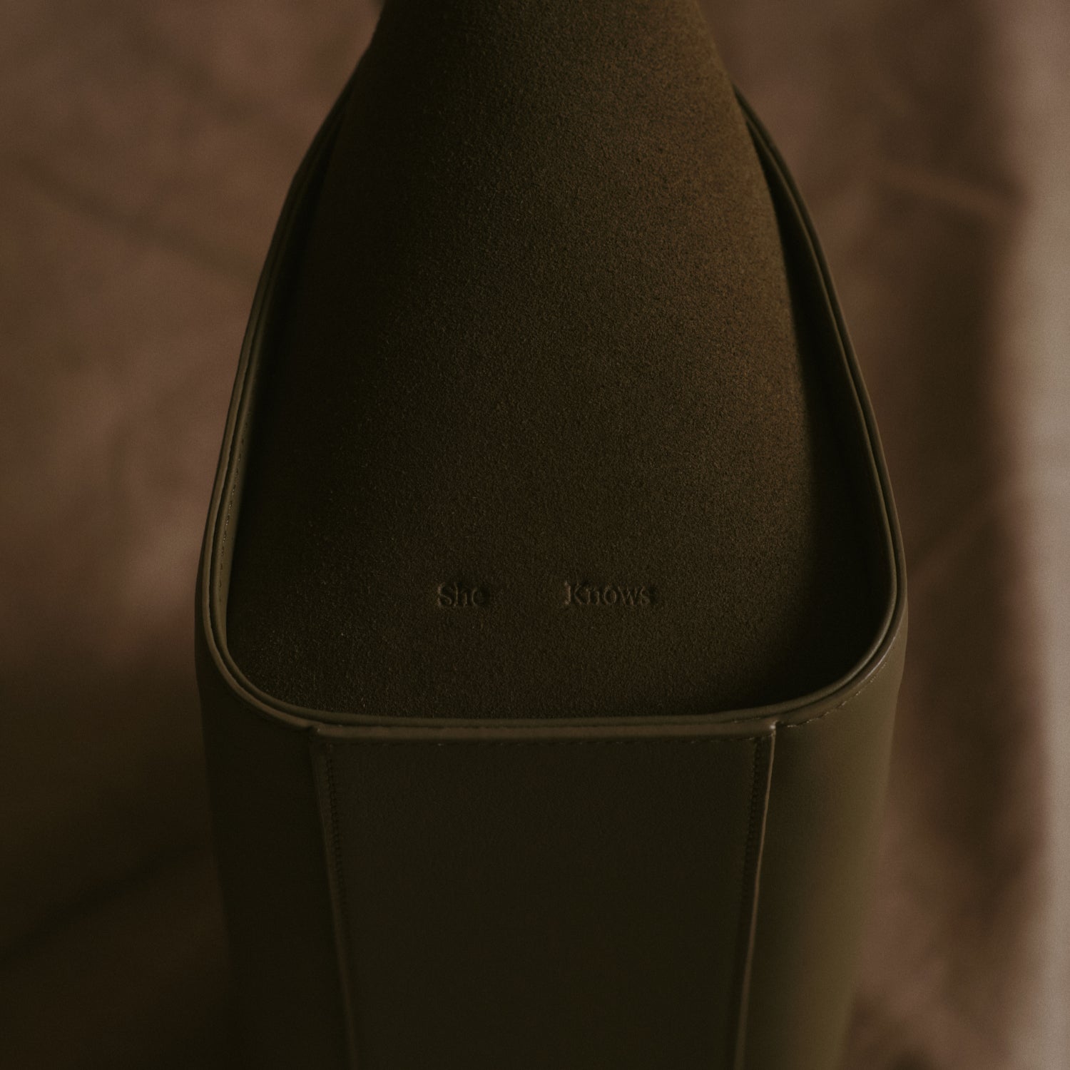 She Knows - Jane City Bag