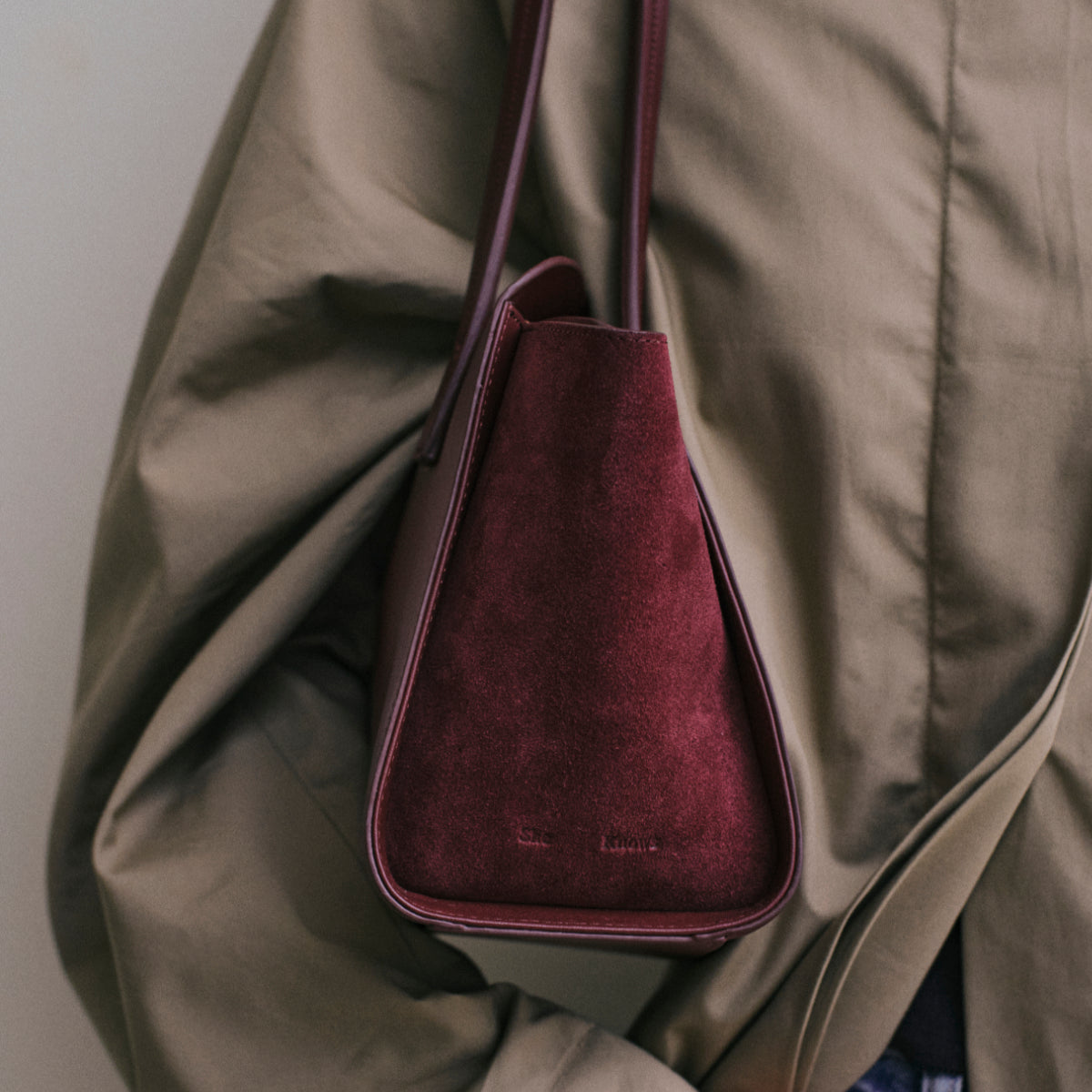 She Knows - Jane City Bag