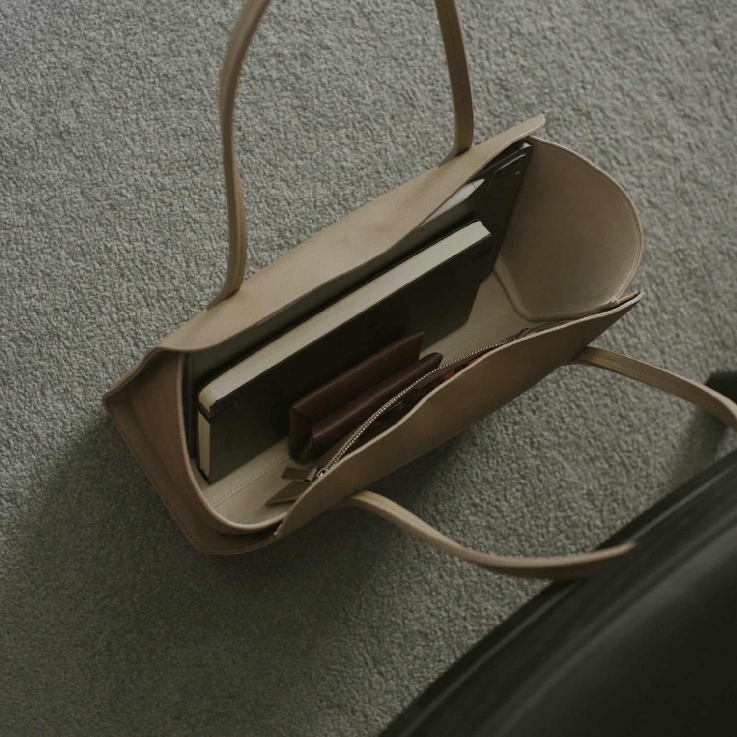 She Knows - Jane City Bag