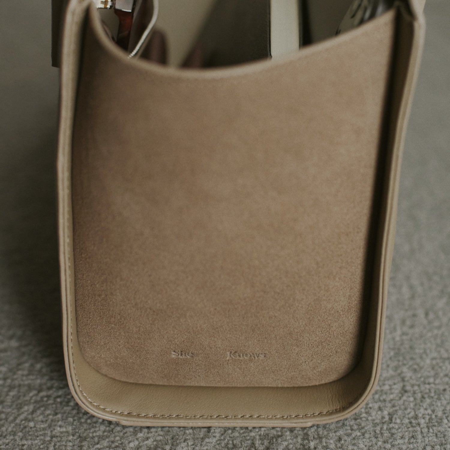 She Knows - Jane City Bag