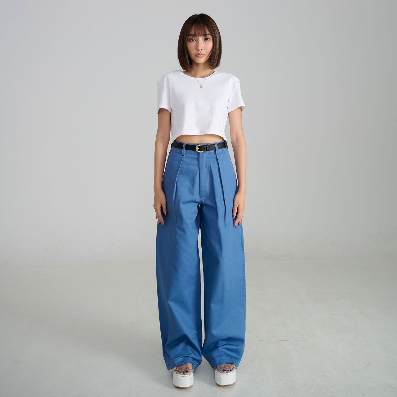 SHE KNOWS - Crop Crew Neck T-shirt