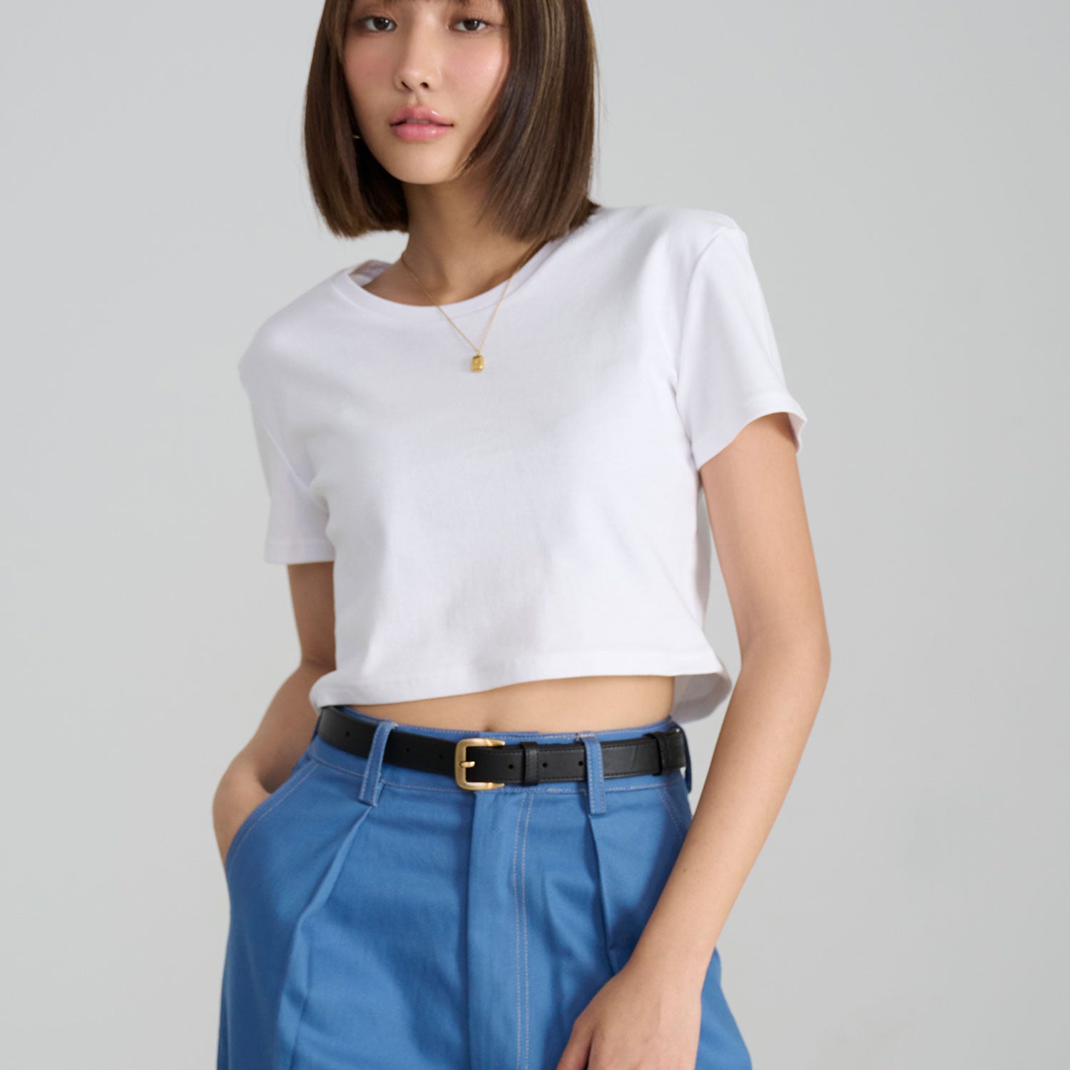 SHE KNOWS - Crop Crew Neck T-shirt