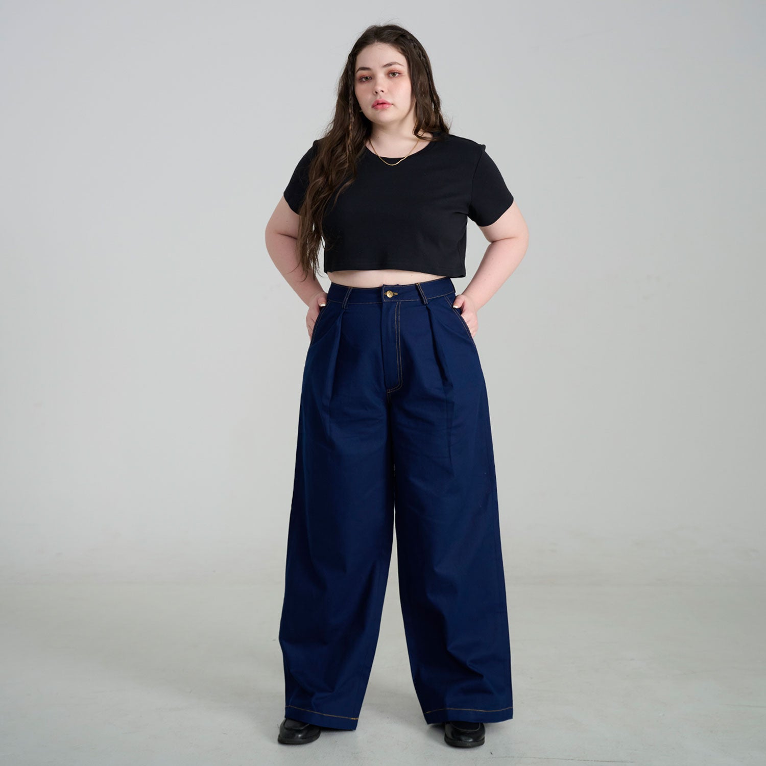 SHE KNOWS - Crop Crew Neck T-shirt