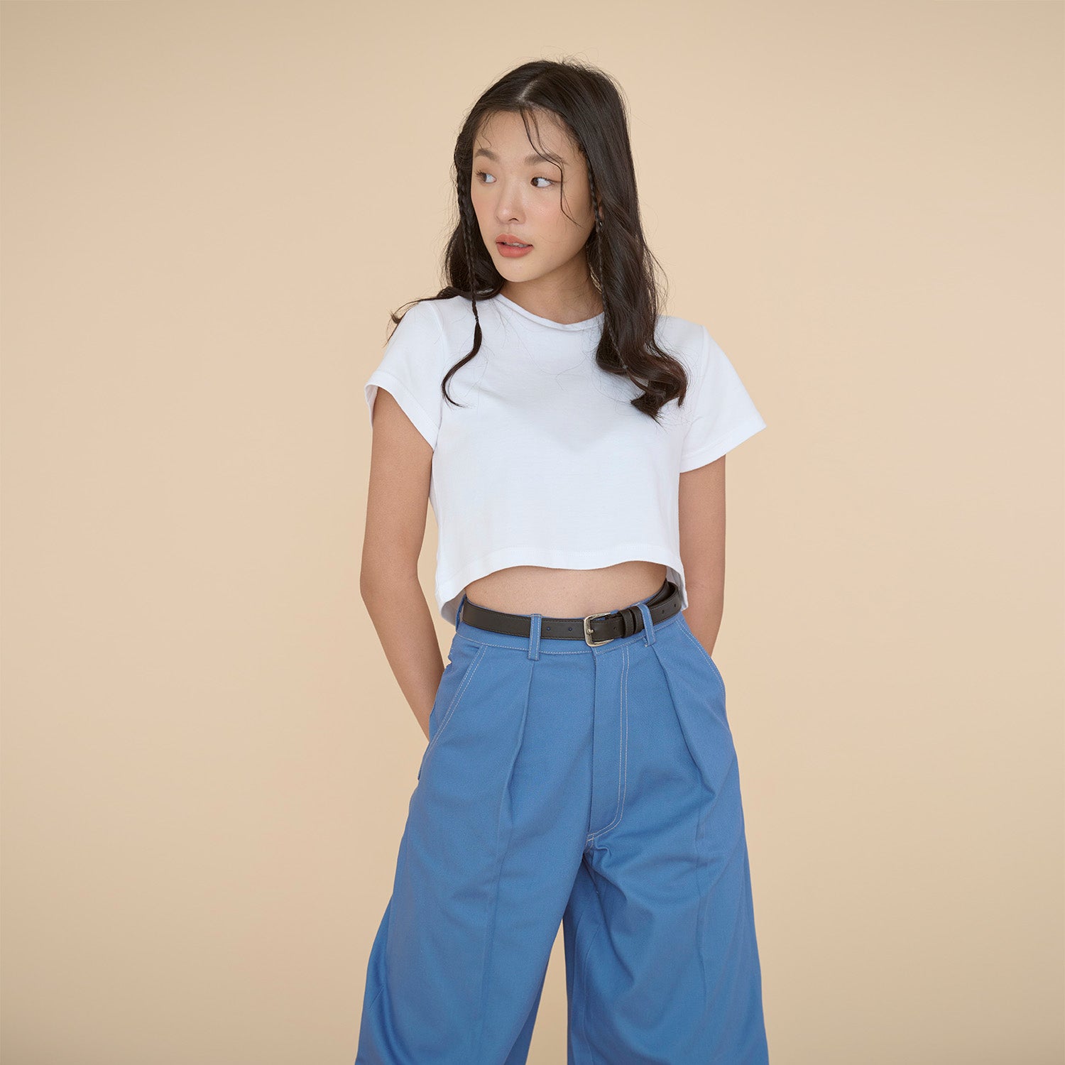 SHE KNOWS - Crop Crew Neck T-shirt