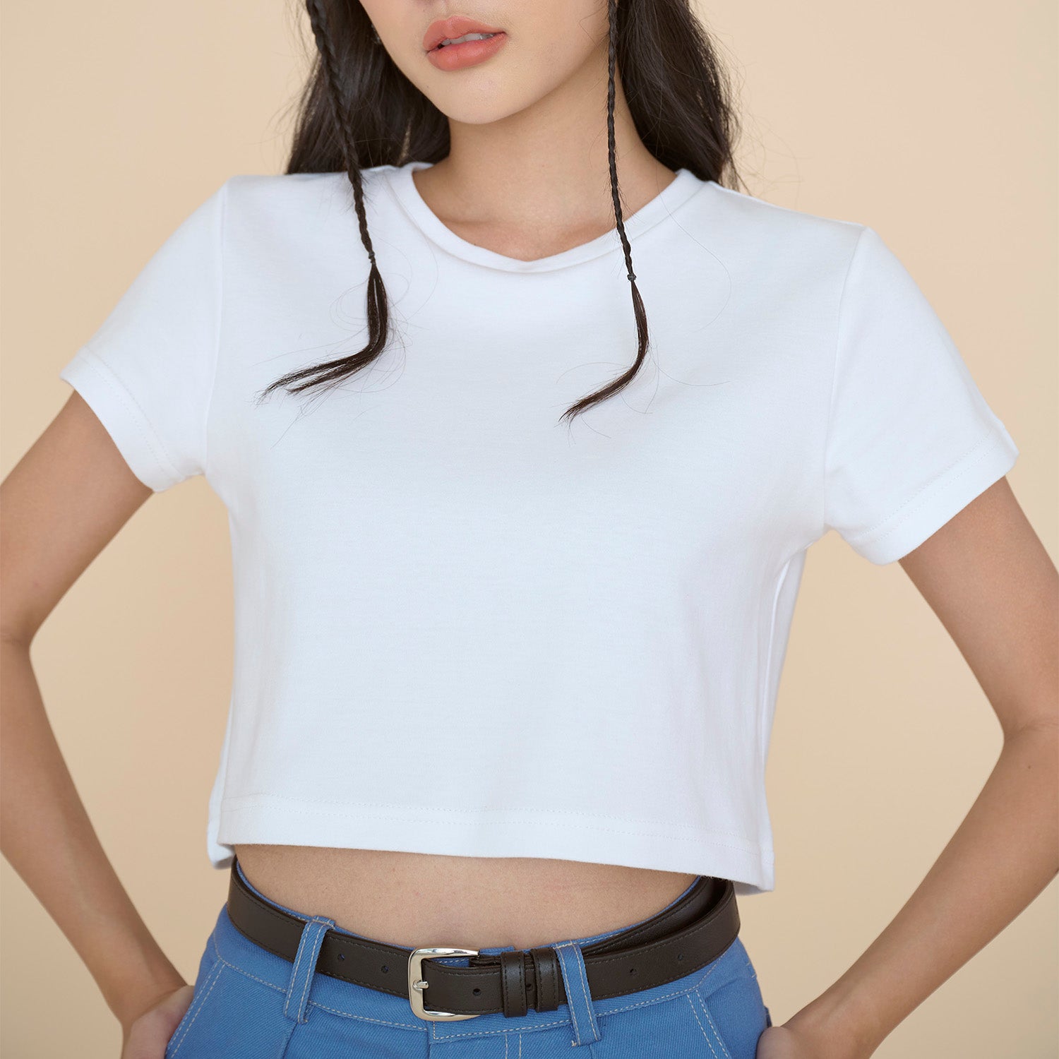 SHE KNOWS - Crop Crew Neck T-shirt