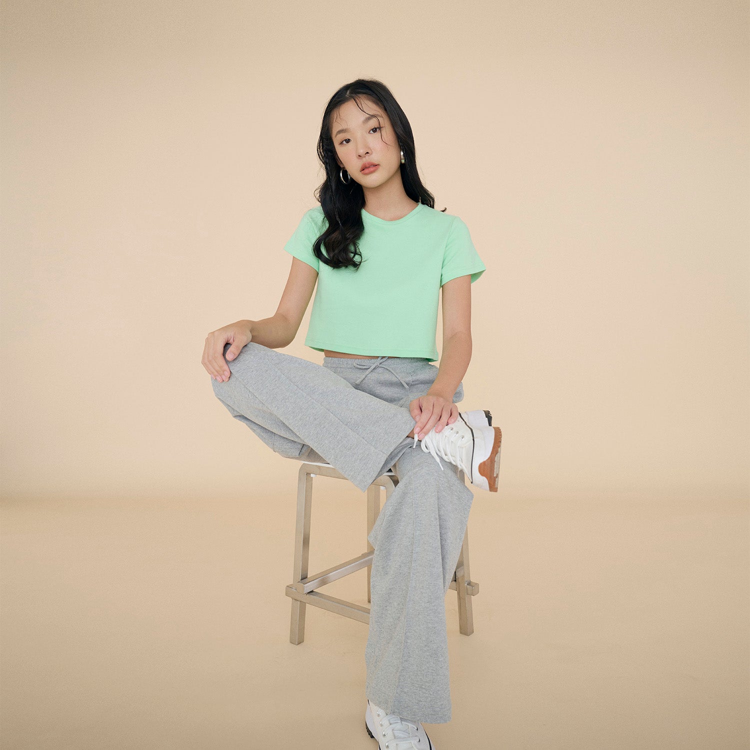 SHE KNOWS - Crop Crew Neck T-shirt