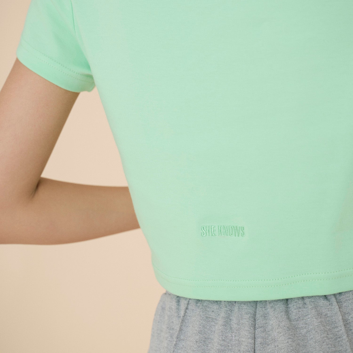 SHE KNOWS - Crop Crew Neck T-shirt