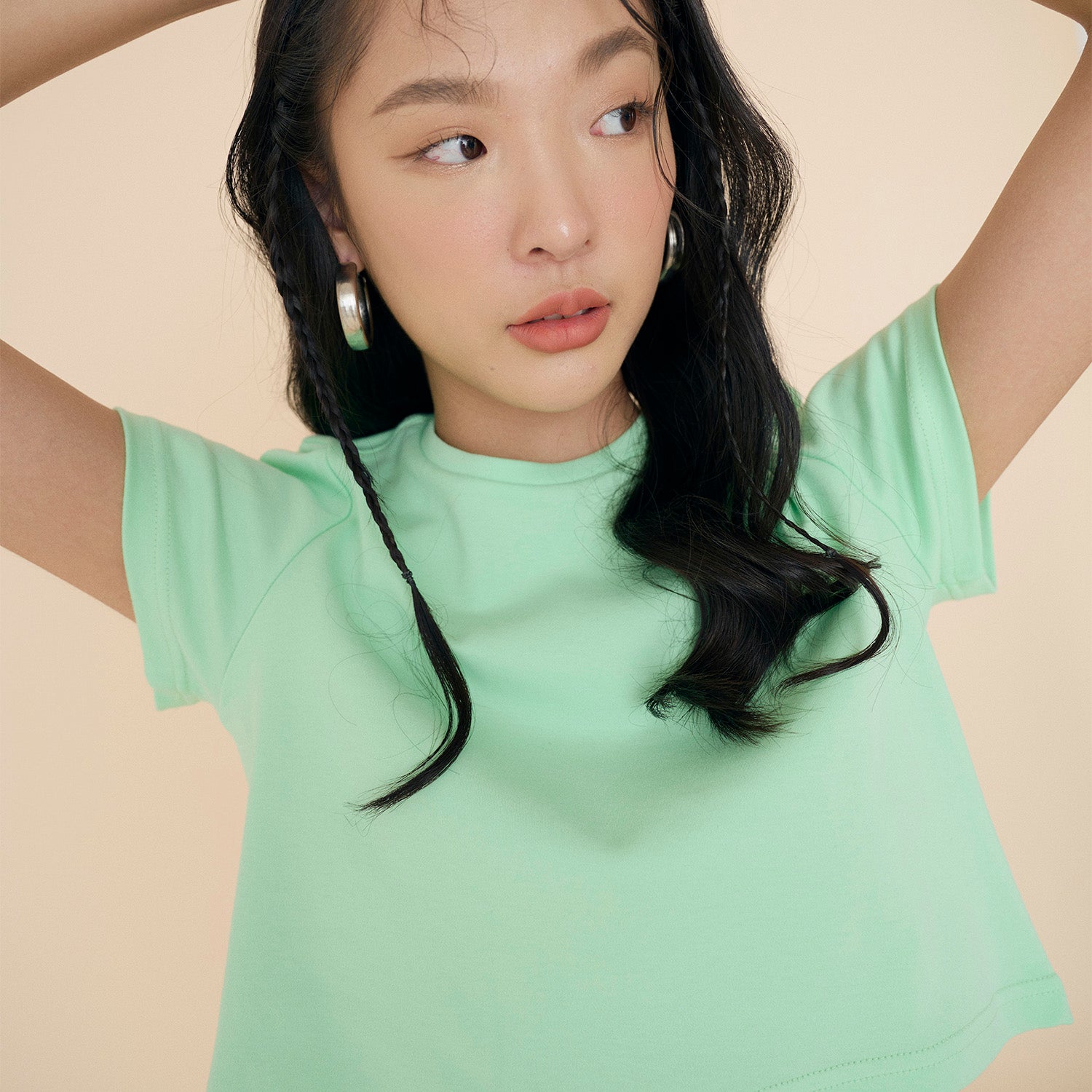 SHE KNOWS - Crop Crew Neck T-shirt