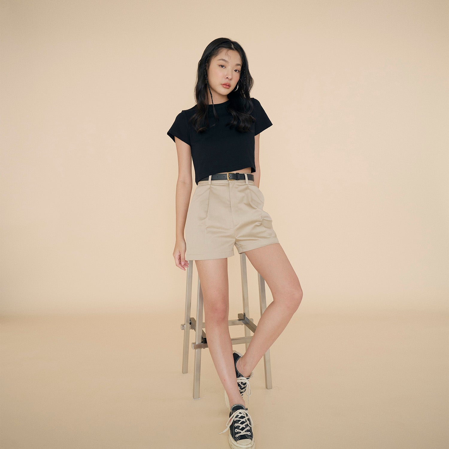 SHE KNOWS - Crop Crew Neck T-shirt