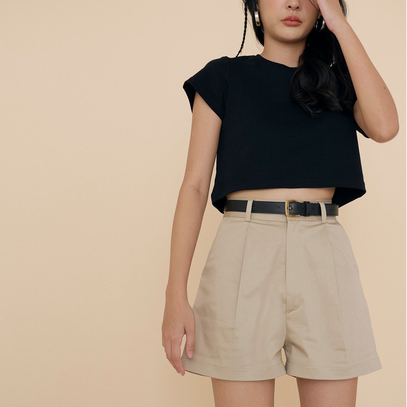 SHE KNOWS - Crop Crew Neck T-shirt