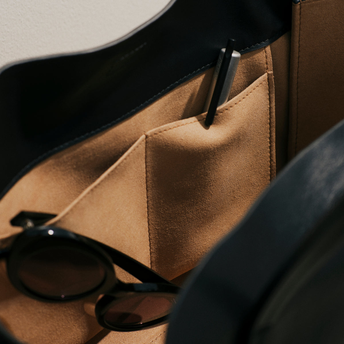 She Knows - Jane City Bag