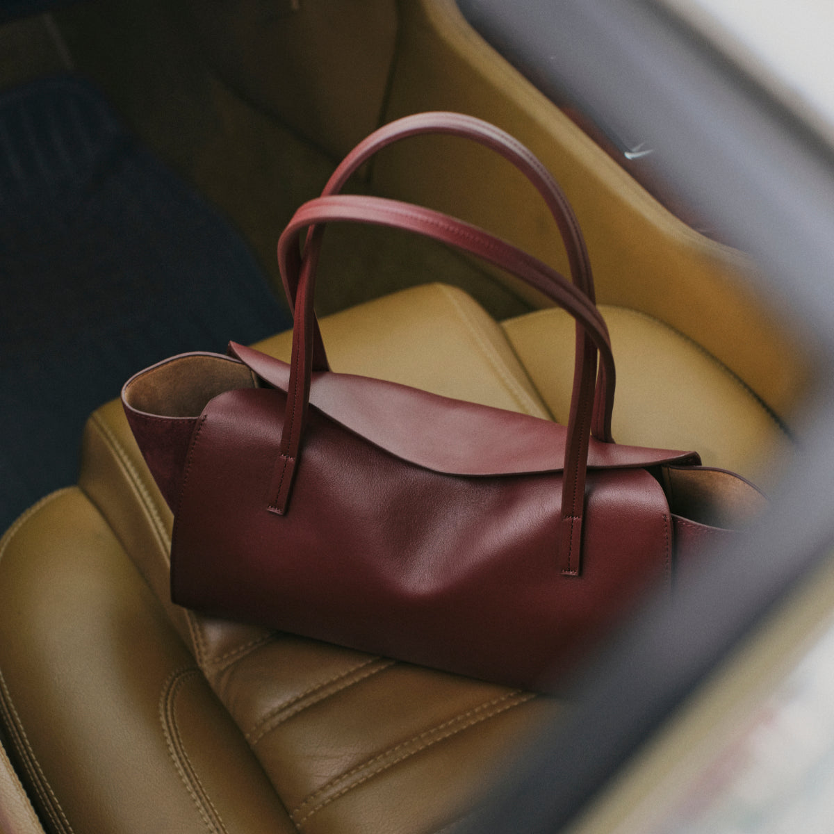 She Knows - Jane City Bag