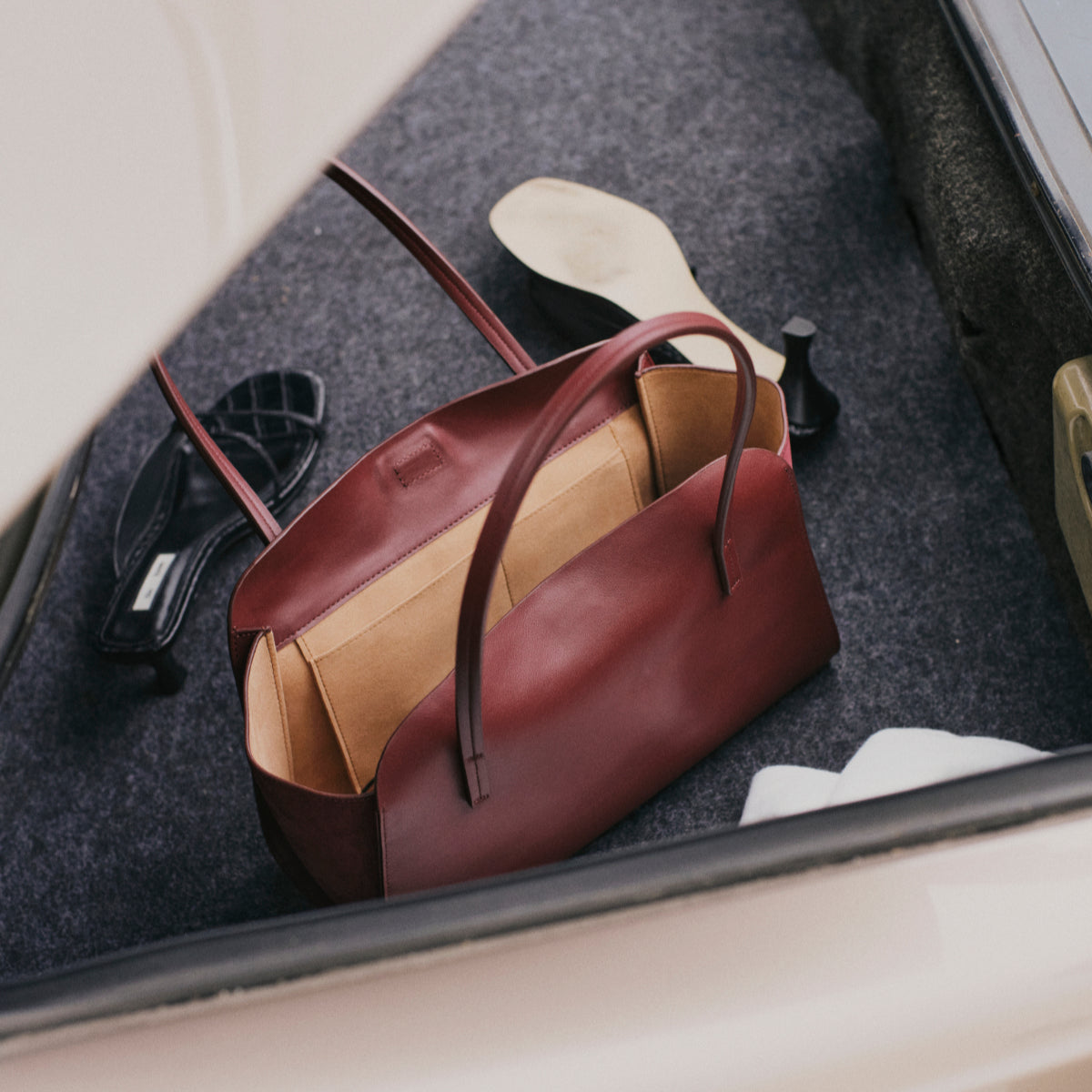 She Knows - Jane City Bag