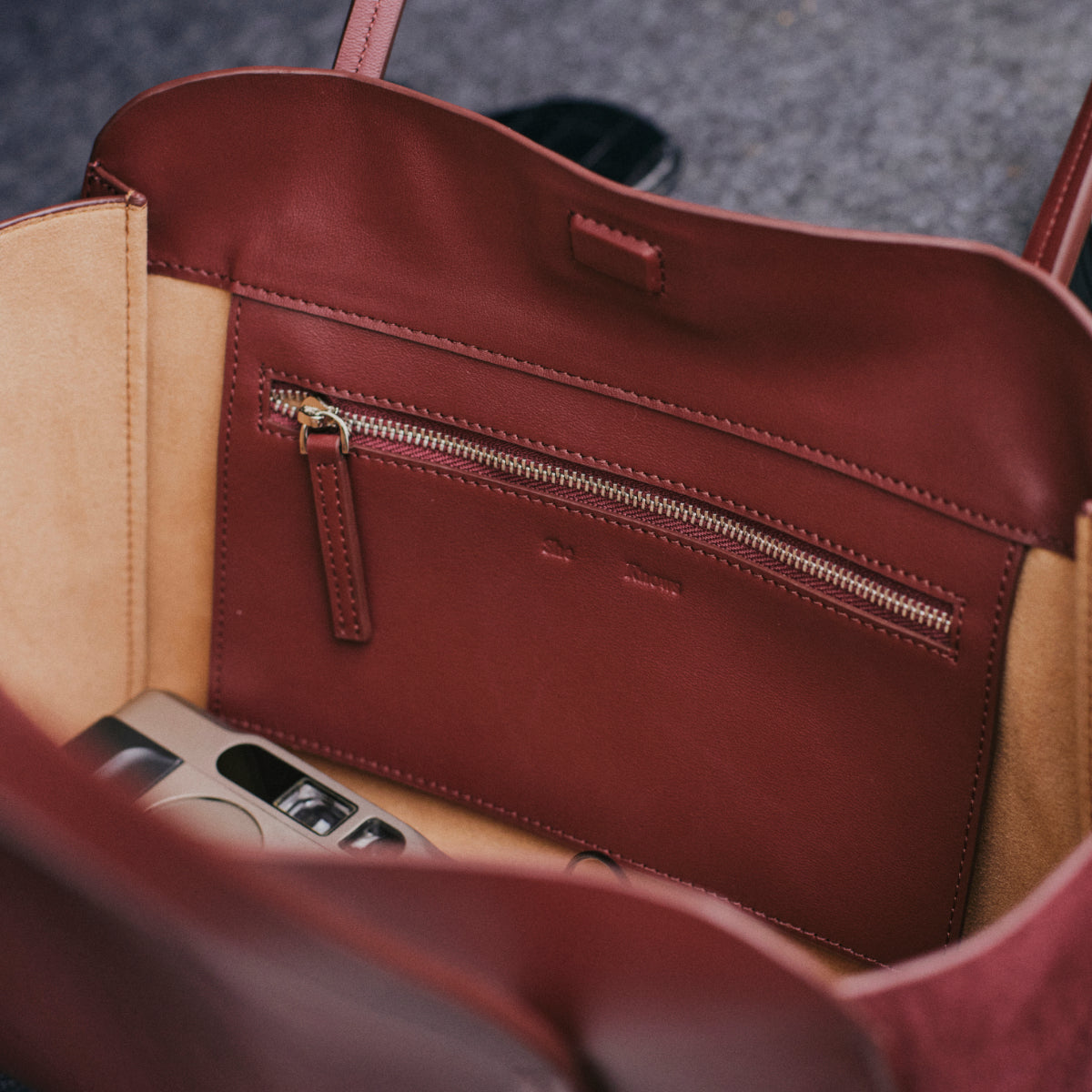 She Knows - Jane City Bag