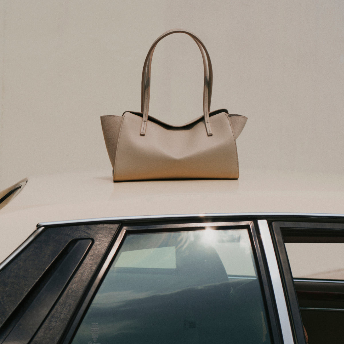 She Knows - Jane City Bag