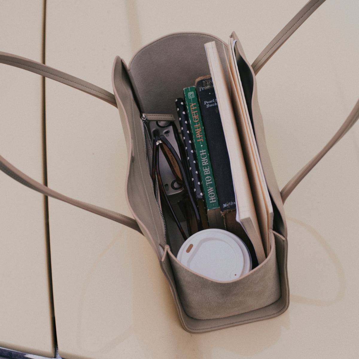 She Knows - Jane City Bag