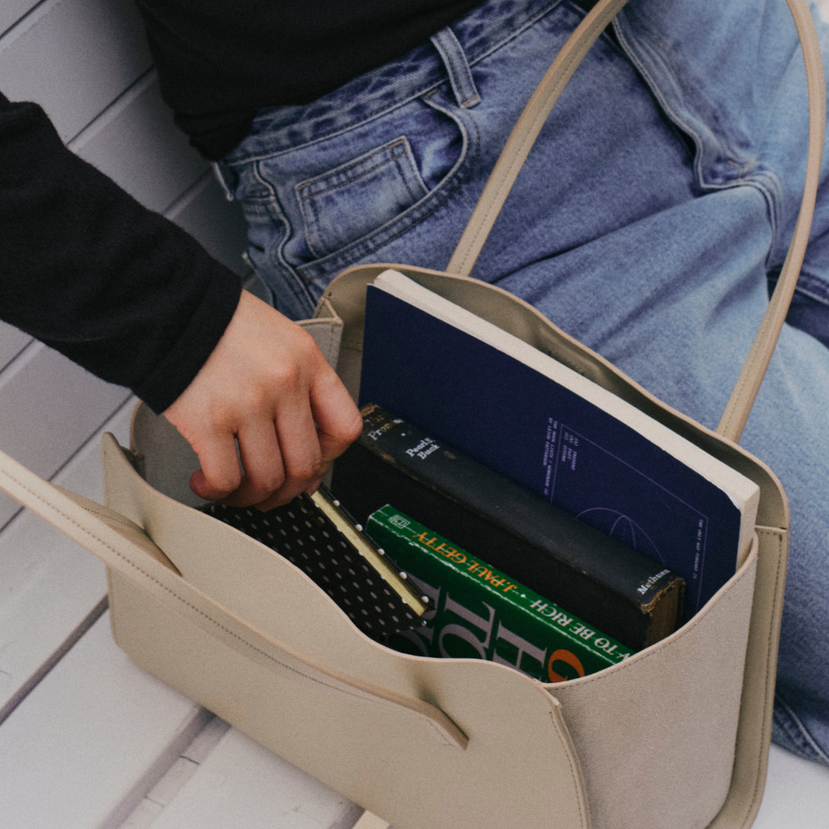 She Knows - Jane City Bag